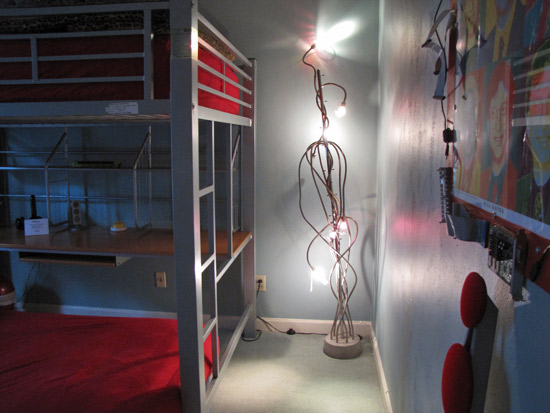 lamp, bed and picture in Antion Geek Room